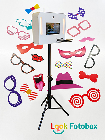 Look-Fotobox mieten in Kronshagen - Fotorequisiten, Brillen, Hüte, Mützen, Bärte, Krawatten, Fliegen, Kronen, Cocktailgläser
